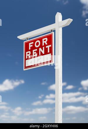 Gauche face à Loyer Immobilier signe sur un ciel bleu avec des nuages. Banque D'Images