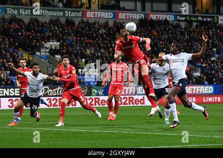 Le capitaine de la forêt de Nottingham, Michael Dawson, libère le ballon de la zone de pénalité Banque D'Images