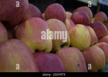 Gros plan d'une pile de pommes fraîches dans une place de marché Banque D'Images