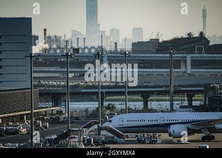 Silhouette d'avion et de ville (aéroport de Haneda). Lieu de tournage : zone métropolitaine de Tokyo Banque D'Images