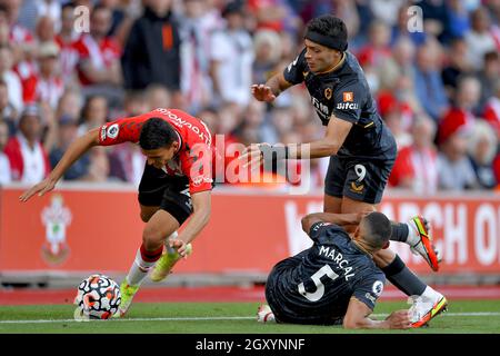 Raul Jimenez et Marcal de Wolverhampton Wanderers sont vus en action avec Mohamed Elyounoussi de Southampton - Southampton v Wolverhampton Wanderers, Premier League, St Mary's Stadium, Southampton, Royaume-Uni - 26 septembre 2021 usage éditorial seulement - restrictions DataCo s'appliquent Banque D'Images