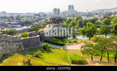Suwon, Corée du Sud - 19 juin 2017 : Forteresse de Hwaseong ou Suwon Hwaseong dans le centre de Suwon. Banque D'Images