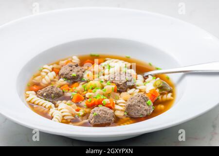 bouillon avec boulettes de foie, carottes et pâtes Banque D'Images