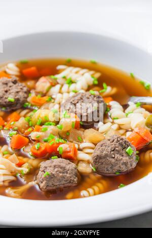 bouillon avec boulettes de foie, carottes et pâtes Banque D'Images