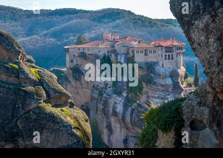 Meteora, le phénomène géologique unique situé dans kalabaka qui attire des milliers de visiteurs chaque année. Banque D'Images