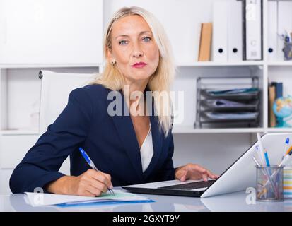 Femme entrepreneure concentrée au bureau Banque D'Images