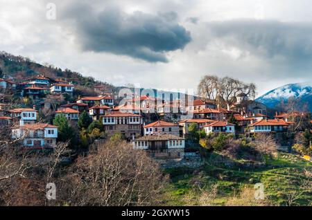 Palaios Panteleimonas, Grèce- le village grec pittoresque à l'Olympe.Il a pris son nom de l'église de Saint Panteleimon. Banque D'Images