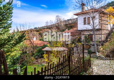 Palaios Panteleimonas, Grèce- le village grec pittoresque à l'Olympe.Il a pris son nom de l'église de Saint Panteleimon. Banque D'Images