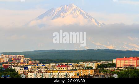 Vue sur la ville de Petropavlovsk-Kamchatsky sur fond de volcan Koryaksky.Kamchatka, Russie Banque D'Images