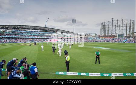 L’Alastair Cook d’Angleterre quitte le terrain pendant le match d’essai au Kia Oval de Londres. Banque D'Images