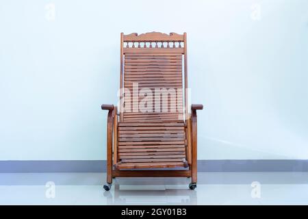Chaises en bois inclinable avec une roue de défilement sur un sol carrelé. Banque D'Images