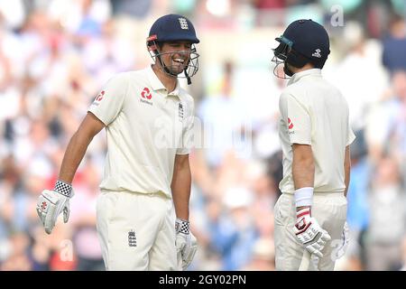 Alastair Cook d'Angleterre sourit avec Joe Root alors qu'il devient le meilleur marqueur de l'Angleterre pour les essais lors du match d'essai au Kia Oval, Londres. Banque D'Images