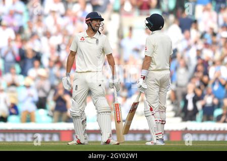 Alastair Cook d'Angleterre sourit avec Joe Root alors qu'il devient le meilleur marqueur de l'Angleterre pour les essais lors du match d'essai au Kia Oval, Londres. Banque D'Images