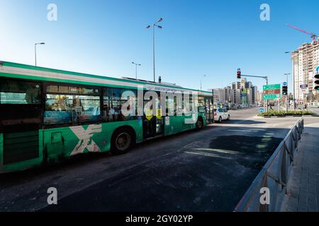jérusalem-israël.14-02-2021.Un bus vert de la compagnie Eged, à l'entrée de la ville de Jérusalem près du pont à cordes Banque D'Images