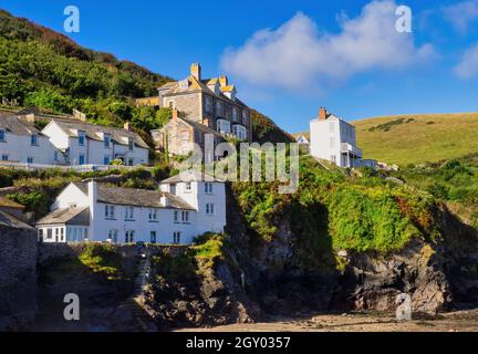 Pour beaucoup de Port Isaac en Cornouailles est mieux connu sous le nom de Portwenn, la ville fictive dans la série TV de Doc Martin.L'image inclut plusieurs sites de tournage clés. Banque D'Images