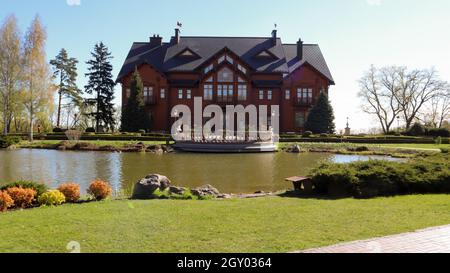 Résidence luxueuse de l'ancien président de l'Ukraine Viktor Ianoukovitch sur le rivage de l'étang. Maison de luxe Honka à Mezhyhirya. Ukraine, Novye Banque D'Images