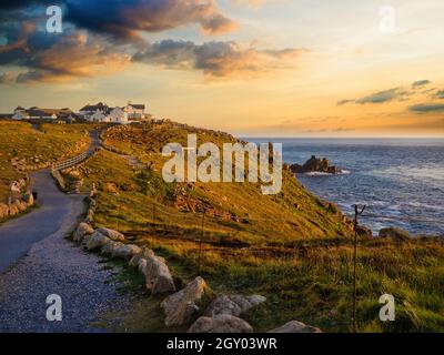 Heure d'or du soir à la fin des terres.Avec la foule de jour a disparu, l'heure d'or appelle un temps plus paisible pour attendre le soleil couchant. Banque D'Images