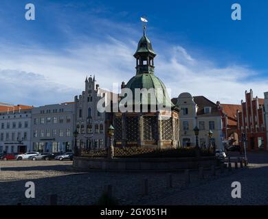 Célèbre fontaine sur l'immense marché de Wismar avec ciel nuageux Banque D'Images