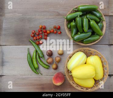 Récolte de légumes d'été - aubergines de tomates fraîches et de courgettes Banque D'Images