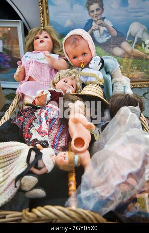 Poupée sur un stand de marché, Autriche Banque D'Images