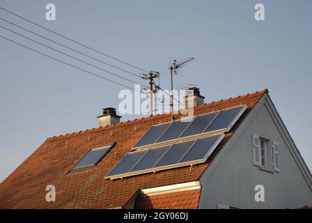 Nouveau bâtiment avec toit solaire, Allemagne Banque D'Images