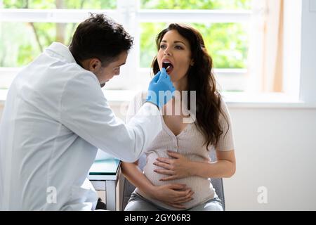 Test de l'ADN de l'écouvillon buccal pour la maladie. Vérification de la salive Banque D'Images