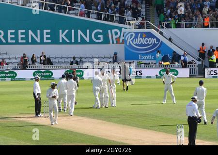 Alastair Cook, un Anglais, serre la main avec le capitaine indien Vira Kohli alors qu’il s’en va à la chauve-souris pour l’Angleterre pour la dernière fois avant de prendre sa retraite lors du match d’essai au Kia Oval, à Londres. Banque D'Images
