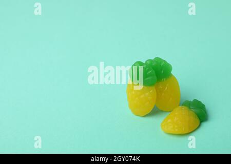 Bonbons gélifiés sous forme d'ananas sur fond de menthe. Banque D'Images