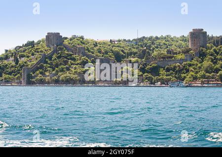 Istanbul, Turquie; 26 mai 2013: Murs de Constantinople sur les rives du Bosphore. Banque D'Images