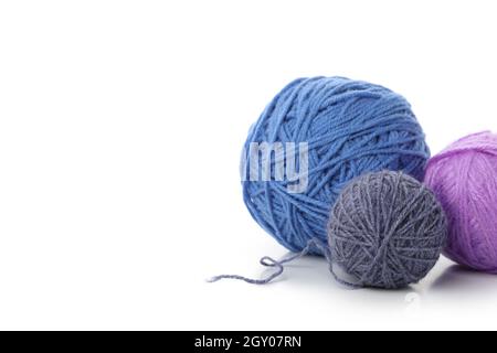Boules de fils multicolores, isolées sur fond blanc. Banque D'Images