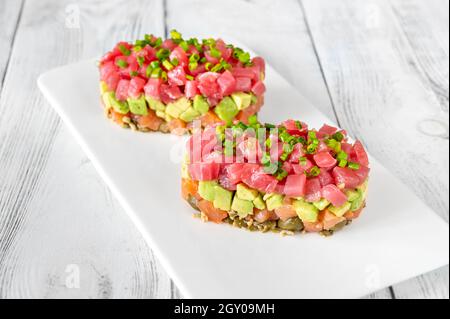 Tartare de thon et de saumon sur l'assiette de service Banque D'Images