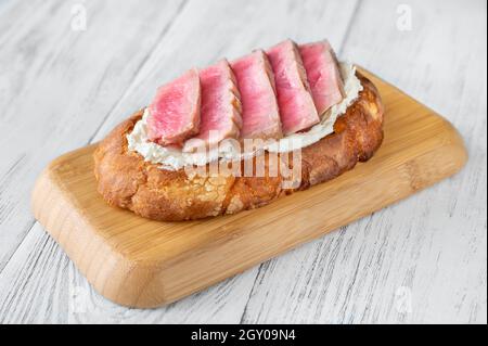 Sandwich avec fromage à la crème et steak de thon grillé Banque D'Images