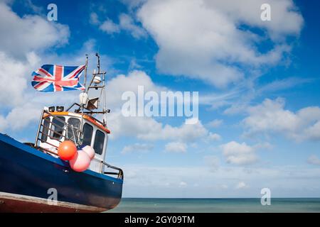 Bateau de pêche britannique battant le drapeau de l'Union Jack sur la plage à Deal, dans le kent Banque D'Images