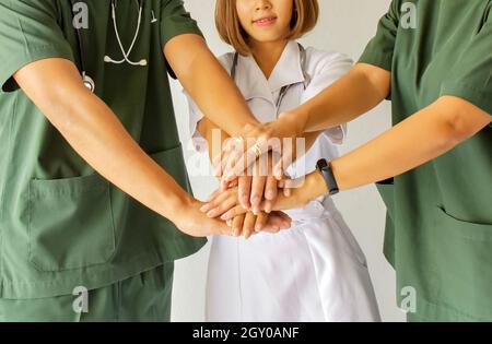 Médecins et infirmières dans une équipe médicale se empilant les mains.Chirurgien personnel médical poignée de main.Personnel médical en uniforme travaillant ensemble en clinique Banque D'Images