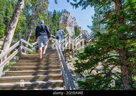 YELLOWSTONE, WY - SEPTEMBRE 9: Touristes escalade un escalier à Yellowstone, WY le 9 septembre 2017. Banque D'Images