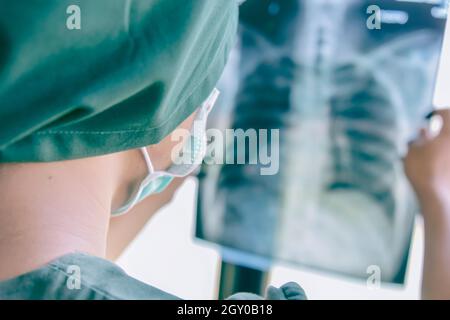 Médecin examinant le film radiographique thoracique du patient à l'hôpital. Banque D'Images