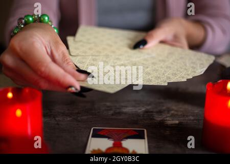 Fortune Teller lisant un avenir par des cartes tarot sur table rustique Banque D'Images