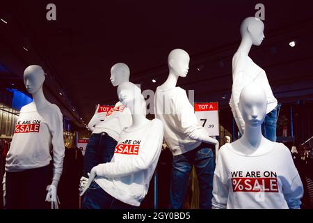 mannequins de sexe féminin vêtus de vêtements décontractés avec texte de vente dans le grand magasin Banque D'Images