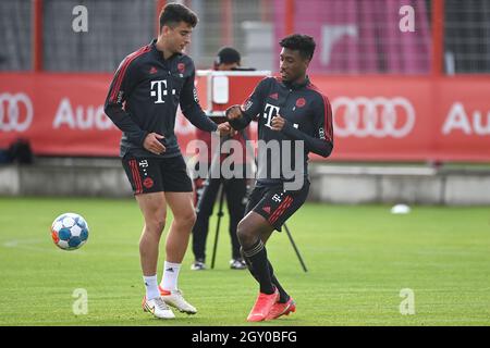 Munich, Allemagne. 6 octobre 2021: De gauche: Marc ROCA (FC Bayern Munich), Kingsley COMAN (FC Bayern Munich), action. FC Bayern Munich, formation sur Saebener Strasse. Football 1. Bundesliga, saison 2021/2022 le 6 octobre 2021. Credit: dpa Picture Alliance/Alay Live News Banque D'Images