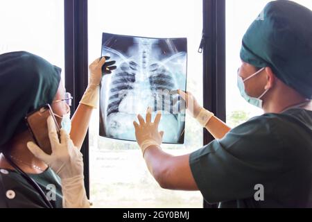 Médecin examinant le film radiographique thoracique du patient à l'hôpital. Banque D'Images