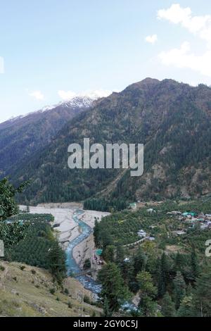 Rivière Baspa traversant le village de Batseri, Sangla, Kinnaur, Himachal Pradesh, Inde Banque D'Images