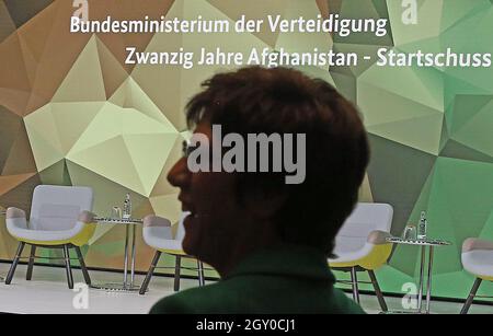 Berlin, Allemagne. 06e octobre 2021. Annegret Kramp-Karrenbauer (CDU), ministre fédéral de la Défense, participe à la conférence Bilanzierung und Würdigung 20 Jahre Afghanistan-Einsatz. La mission de la Bundeswehr en Afghanistan s'est finalement terminée avec la fin de l'opération d'évacuation militaire à l'aéroport de Kaboul depuis le 27 août 2021. Credit: Wolfgang Kumm/dpa/Alay Live News Banque D'Images