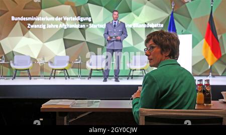 Berlin, Allemagne. 06e octobre 2021. Annegret Kramp-Karrenbauer (CDU), ministre fédéral de la Défense, participe à la conférence Bilanzierung und Würdigung 20 Jahre Afghanistan-Einsatz. La mission de la Bundeswehr en Afghanistan s'est finalement terminée avec la fin de l'opération d'évacuation militaire à l'aéroport de Kaboul depuis le 27 août 2021. Credit: Wolfgang Kumm/dpa/Alay Live News Banque D'Images