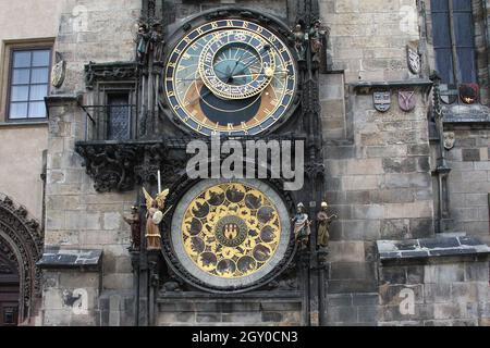 PRAGUE, RÉPUBLIQUE TCHÈQUE - 23 AVRIL 2012 : l'horloge astronomique de Prague est une tour médiévale montée sur le mur sud de la tour de l'ancien hôtel de ville sur le Banque D'Images