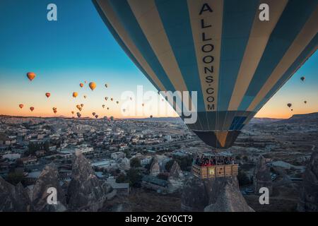 , - Apr 04, 2021: Une vue à couper le souffle des ballons d'air chaud volant haut au-dessus de la Cappadoce au coucher du soleil doré en Turquie Banque D'Images