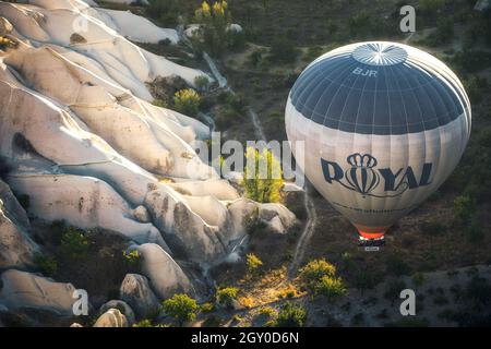 , - 04 avril 2021: Le ballon d'air chaud 'Royal' survolant les formations rocheuses de la "cheminée de fée" en Cappadoce, Turquie Banque D'Images