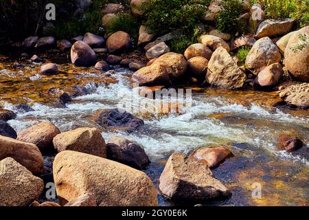 Détail de l'eau du ruisseau qui coule sur les rochers Banque D'Images