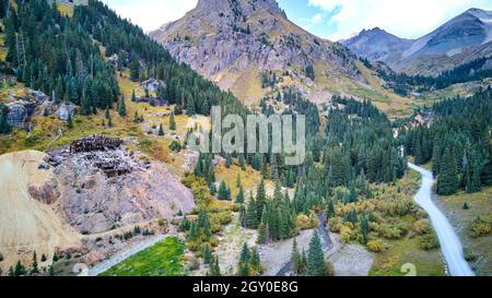 Vue depuis le dessus de l'ancienne structure de moulin abandonnée pour la pierre dans les montagnes Banque D'Images
