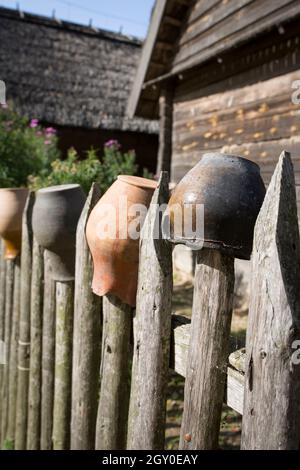 Pots pour un poêle à bois rustique, sec sur une palissade en bois rustique.Sur le fond d'une ancienne maison en bois. Banque D'Images