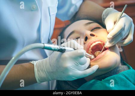 Femme ayant des dents examinées chez les dentistes.Dentiste et beau sourire en dents de souris au bureau.Bonne jeune femme en clinique de stomatologie avec docteur.Ha Banque D'Images